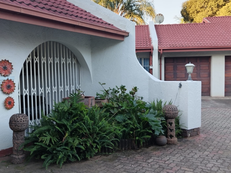 4 Bedroom Property for Sale in Oos Einde North West